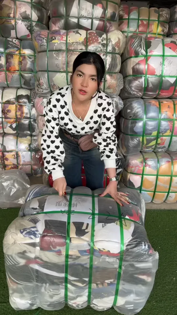 សម្លៀកបំពាក់បោះដុំ